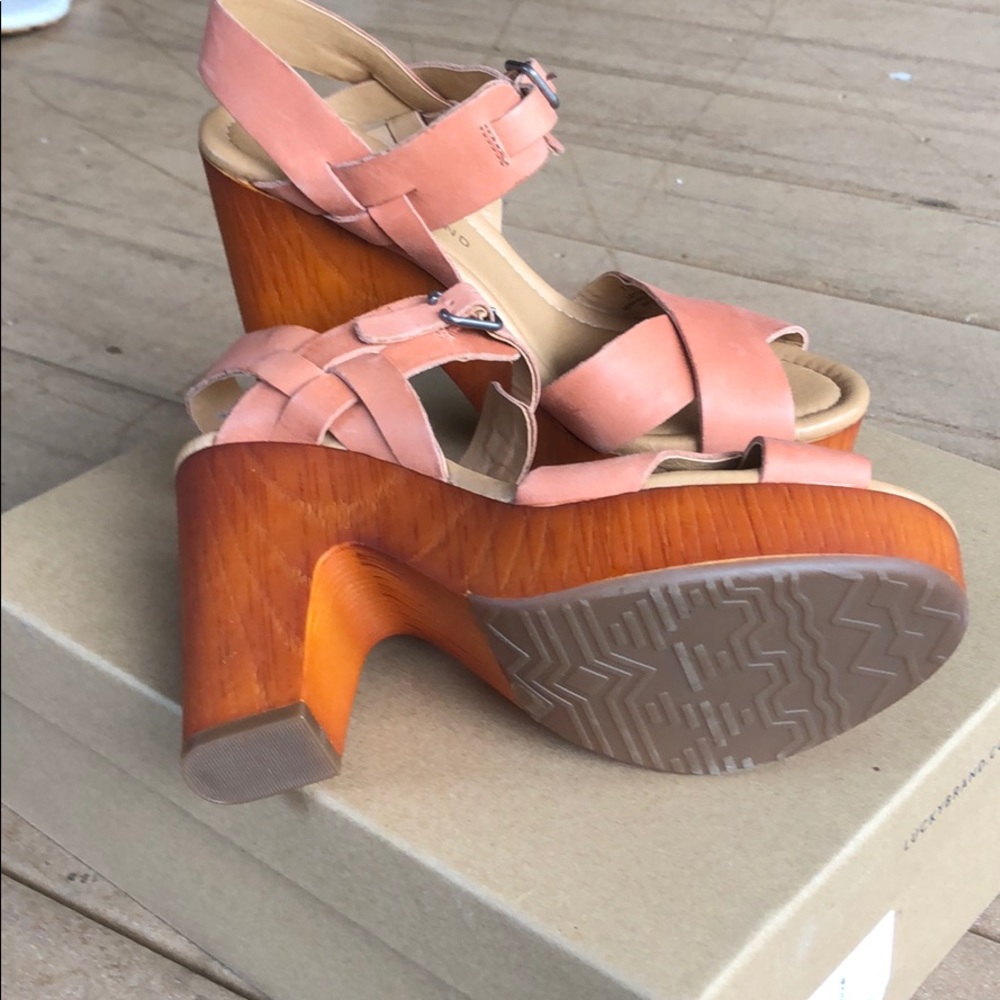 Lucky Brand Peach leather sandal never worn